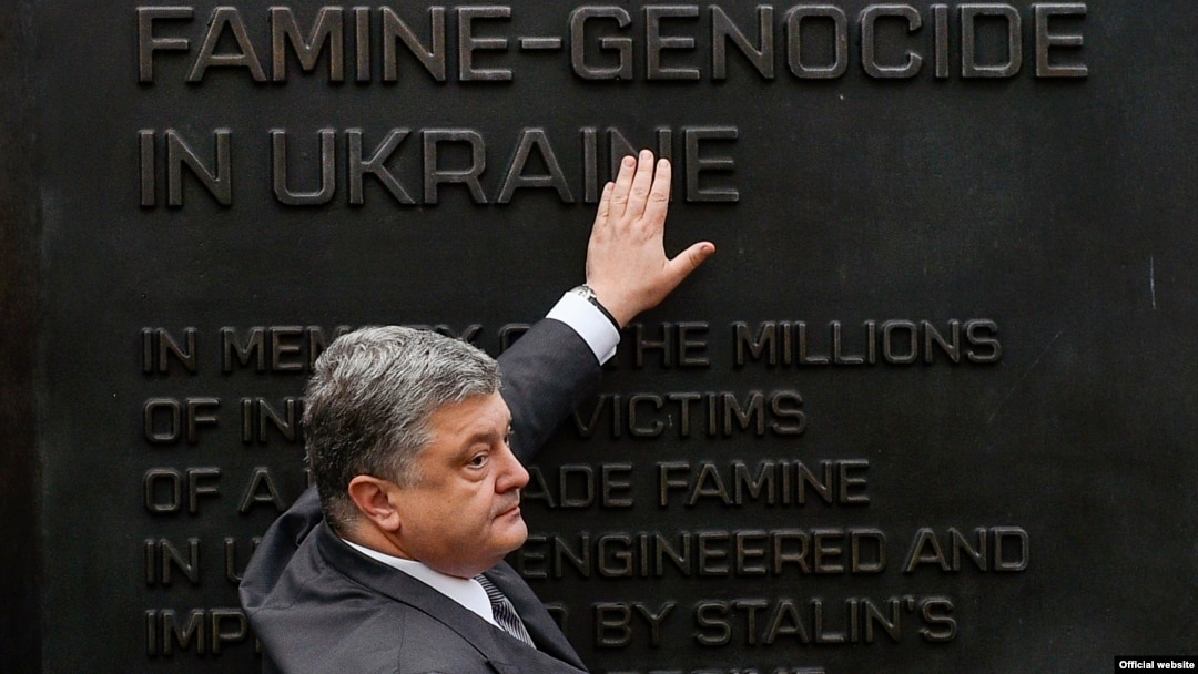 Президент України Петро Порошенко біля пам'ятника жертвам Голодомору у Вашингтоні, 19 червня 2017 року 