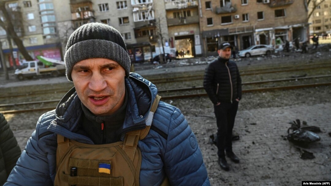 Мер Києва Віталій Кличко біля житлового будинку, зруйнованого внаслідок російського вторгнення до України. Київ, 14 березня 2022 року