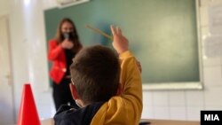 Илустрација. Ученик и наставничка.