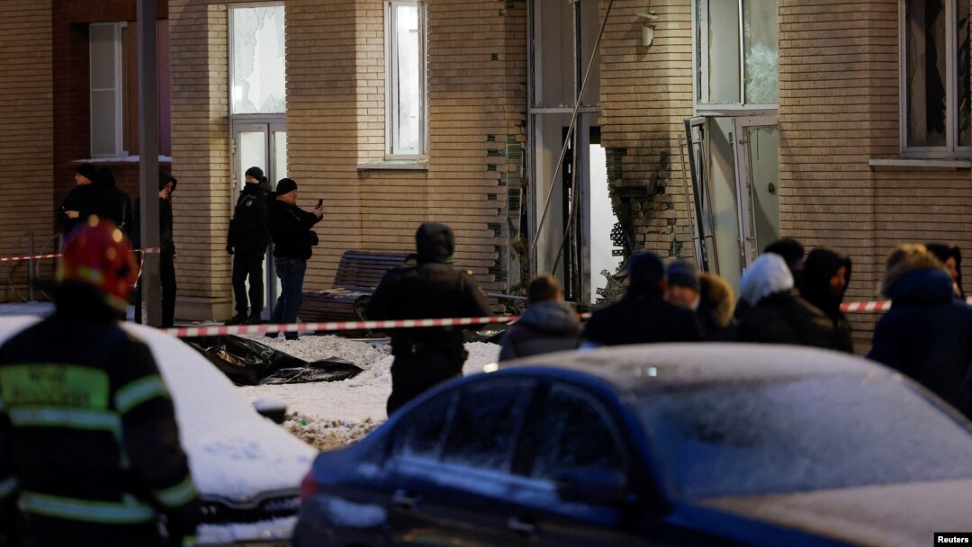 На місці вибуху в Москві, внаслідок якого загинув начальник військ радіаційного, хімічного і біологічного захисту збройних сил Росії генерал-лейтенант Ігор Кирилов, 17 грудня 2024 року