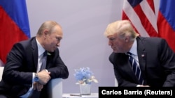 Президент США Дональд Трамп (праворуч) і президент Росії Володимир Путін під час двосторонньої зустрічі на саміті «Групи двадцяти» (G20). Німеччина, Гамбург, 7 липня 2017 року. Архівне фото