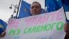 Учасник акції протесту біля будівлі Київради проти переіменування вулиці Мазепи, 8 липня 2010 року