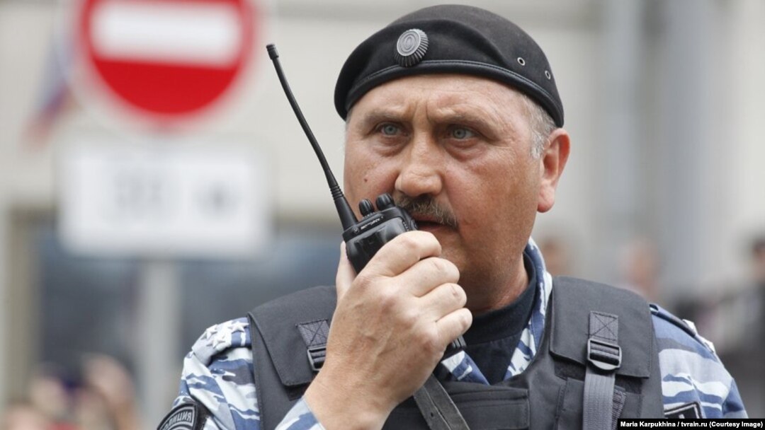 Колишній командир спецпідрозділу «Беркут» Сергій Кусюк у формі ОМОНу на мітингу в Москві, 12 червня 2017 року 