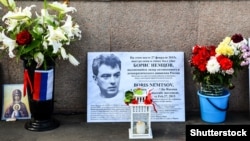 Поліцейські розібрали меморіал пам’яті Нємцова і затримали волонтерів, які чергували на мосту
