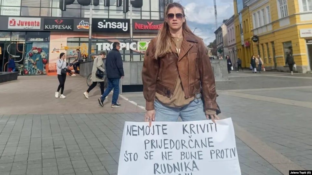 Umjetnica iz Prijedora Jelena Topić sa grupom prijatelja pokrenula je građanske proteste protiv rudnika Bukova Kosa, Prijedor, april 2025.