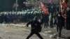 La Istanbul, dar şi la Ankara şi Izmir, au avut loc noi proteste sâmbătă seară, având loc noi ciocniri între manifestanţi şi forţele de ordine.