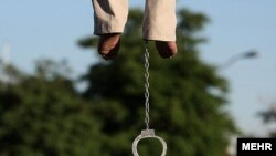 اجرای حکم اعدام یک قاتل زنجیره‌ای در ملأ عام در قزوین