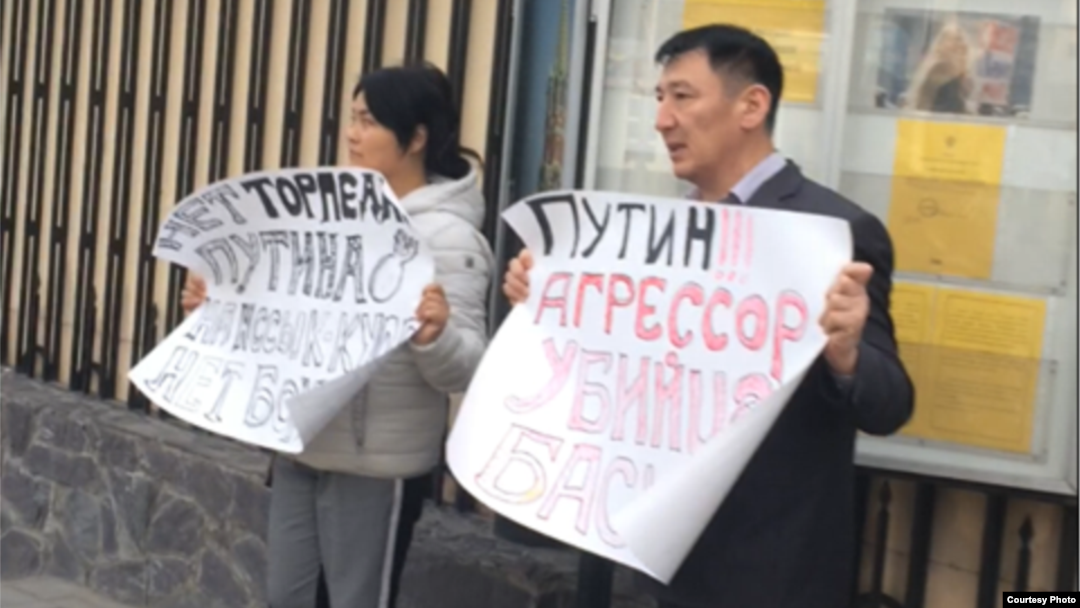 Гражданский активист Нурлан Карымшаков с женой Гульзаной Имаевой пикетируют посольство России в Кыргызстане. 27 марта 2019 года. Фото с facebook-страницы Карымшакова.