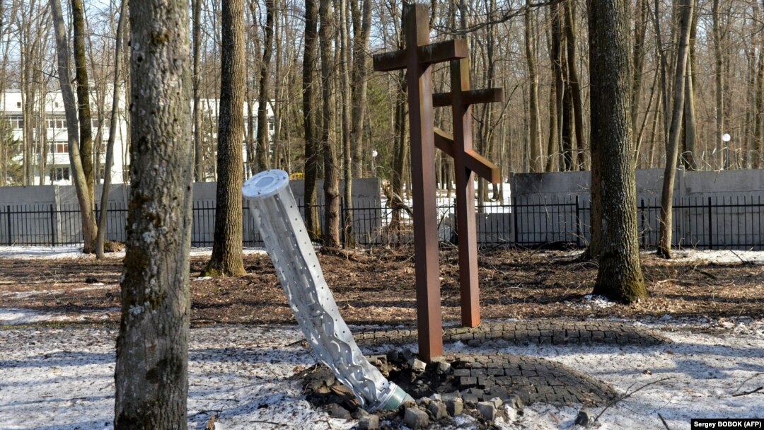 Unutarnje komponente rakete kalibra 300 mm za koje se čini da su sadržavale kasetne bombe lansirane iz višecjevnog raketnog bacača BM-30 Smerch ukopane su u zemlju pored grobova u blizini Spomen obilježja žrtvama totalitarizma u šumi na periferiji Harkiva. 23. marta 2022.