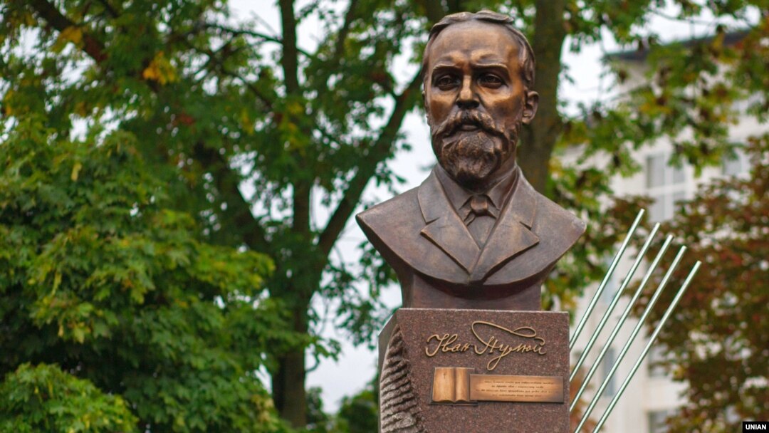 Погруддя українському вченому та винахіднику Івану Пулюю (1845–1918) під час відкриття на території Івано-Франківського національного університету нафти і газу. Івано-Франківськ, 21 вересня 2015 року