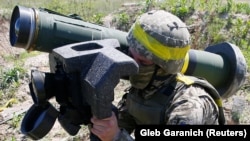 Un soldat ucrainean în cadrul unui exercițiu militar, 26 mai 2021.