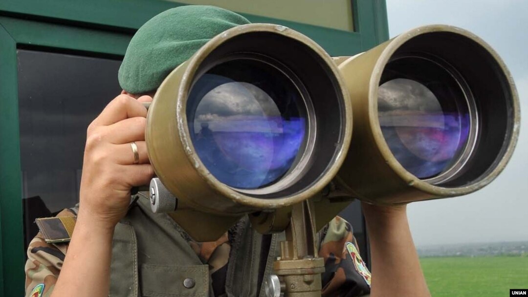 A Ukrainian border guard monitors the frontier with Russia -- no longer a meeting point of "friendship." (file photo)
