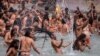 Milioane de hinduși s-au adunat luna trecută pentru a participa la festivalul Kumbl Mela. 