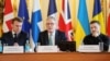 Зліва направо: президент Франції Емманюель Макрон, прем’єр-міністр Великої Британії Кір Стармер і президент України Володимир Зеленський беруть участь у саміті європейських лідерів щодо європейської безпеки та України, Лондон, 2 березня 2025 року