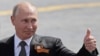 Президент Росії Володимир Путін демонструє глядачам позитивний жест після перенесеного на 24 червня параду перемоги на Красній площі в Москві