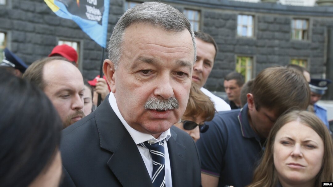 Заступник міністра охорони здоров’я Роман Василишин біля Кабінету Міністрів. 24 травня 2016 року