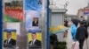 Постери со политичари за изборите во Белорусија. 
