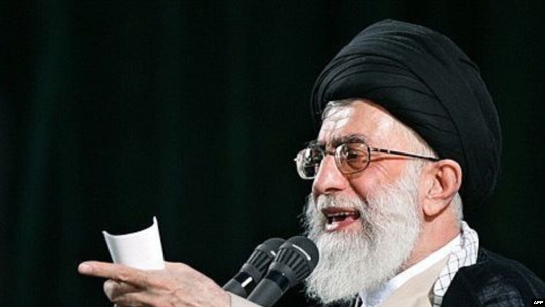 رهبر ایران می گوید که نیروی انتظامی بدون توجه به انتقادها به وظیفه خود عمل کند.