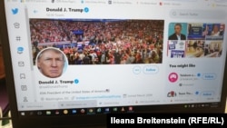 Unul dintre conturile de Twitter ale fostului președinte american Donald Trump a fost și el suspendat de platforma de socializare în ianuarie 2021, pentru că exista riscul „incitării la violență”