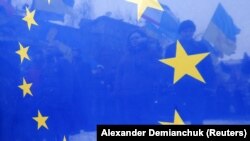 Жителі окупованої частини півдня України виїжджають також до анексованого Криму, а звідти – до ЄС