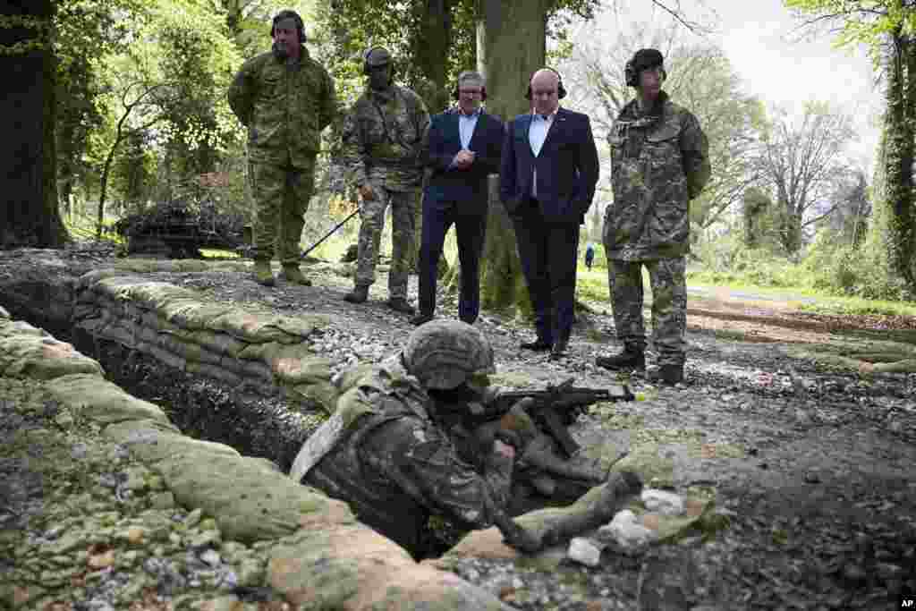 UK Prime Minister Keir Starmer (center) and New Zealand Prime Minister Christopher Luxon (second right) watch New Zealand troops providing landmine training to Ukrainian troops in the west of England.