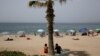 Ljudi na plaži južno od Atine, 1. juli 2021.