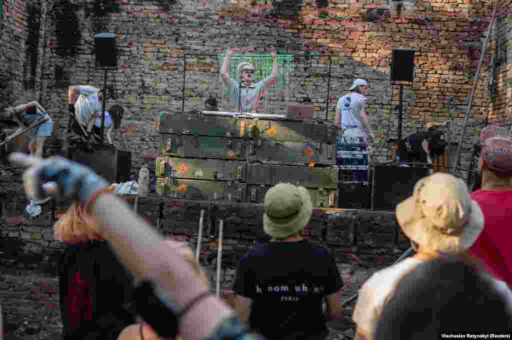 DJ diže atmosferu dok volonteri iz &quot;Cleanup rave-a&quot;, koje organizira Inicijativa za popravak, zajedno obnavljaju kulturni centar, uništen ruskim raketnim napadom, u selu Jahidne.