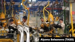 Ruska autoindustrija je zbog sankcija zabilježila veliki pad proizvodnje u prošloj godini (na slici "Ladina" fabrika u Iževsku, arhivska fotografija)