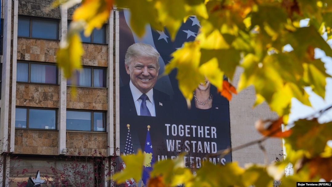 Slika novoizabranog predsednika Sjedinjenih Država na bilbordu u Prištini, Kosovo, 6. novembra 2024.