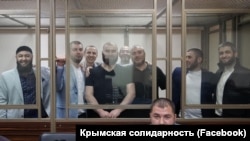 Фігуранти бахчисарайської справи «Хізб ут-Тахрір» і кримський адвокат Едем Семедляєв у залі Південного окружного військового суду, 2019 рік