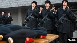 За словами керівника прокуратури АРК, з 2015 року російські окупанти провели 16 незаконних призовних кампаній і змусили служити в збройних силах Росії понад 39 тисяч кримчан. На фото: призовники в окупованому Севастополі, грудень 2017 року.