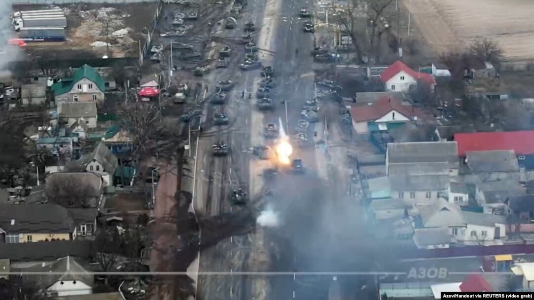 Скріншот із відео, на якому завдаються удари по російських танках у місті Бровари Київської області (архівне фото)