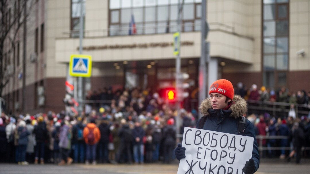 Підтримати Жукова до Кунцевського суду Москви прийшли десятки людей, 6 грудня 2019 року