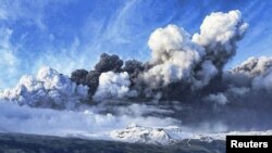 Шлейф вулканічного попелу піднімається в атмосферу від кратера вулкану близько ісландського льодовика Ейяф’ятлаєкютл, 14 квітня 2010 року