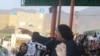 پخوانی تصویر: علي وزیر په کوټه کې د پښتون ژغورنې غورځنګ یوې ولسي غونډې ته وینا کوي