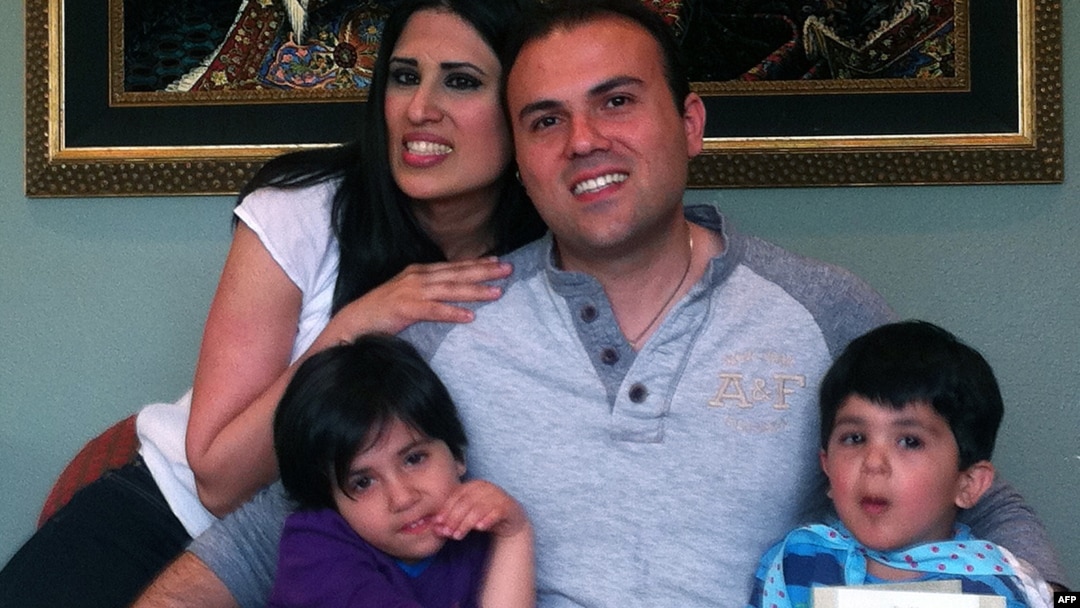 سعید عابدینی در کنار همسر و دو فرزند خود
