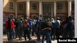 Жители Рушанского района собрались у здания местной администрации, 1 июня 2020 года