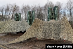 A Russian S-400 Triumf anti-aircraft missile system deployed in the Kaliningrad exclave. (file photo)