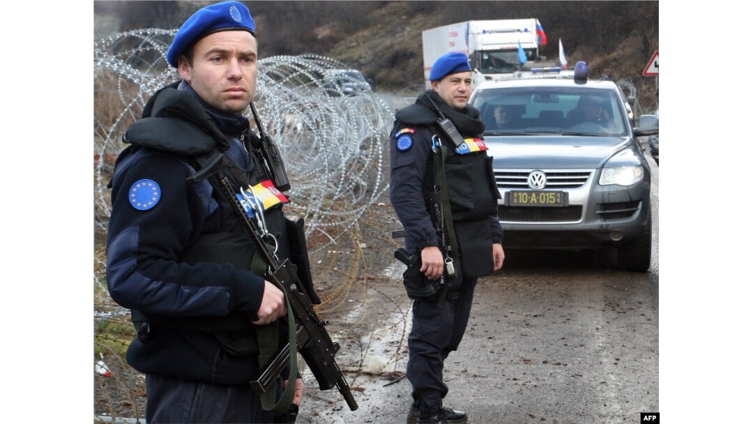 Vojnici EULEX-a pored ruskog konvoja na Jarinju, decembar 2011.