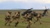 Iskrcavanje britanskih vojnika iz američkog vojnog helikoptera tokom NATO-ove vojne vježbe Wind Spring 15 u Rumuniji (fotoarhiv)