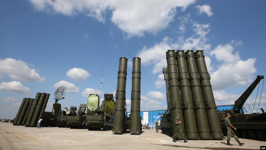Комплексы С-400 (слева) и С-300 (справа)
