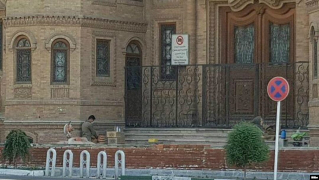 تصویری از دیوارکشی مقابل مجلس مشروطه که خبرگزاری ایرنا منتشر کرده است.