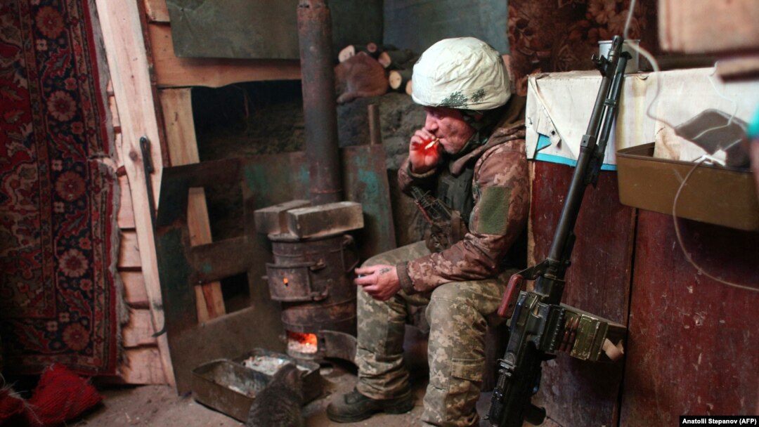 Pripadnik ukrajinskih vojnih snaga u blizini linije fronta sa separatistima koje podržava Rusija u istočnoj regiji Lugansk, 21. januara 2022.