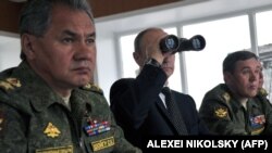 Президент России Владимир Путин с министром обороны этой страны Сергеем Шойгу. 2013 год 