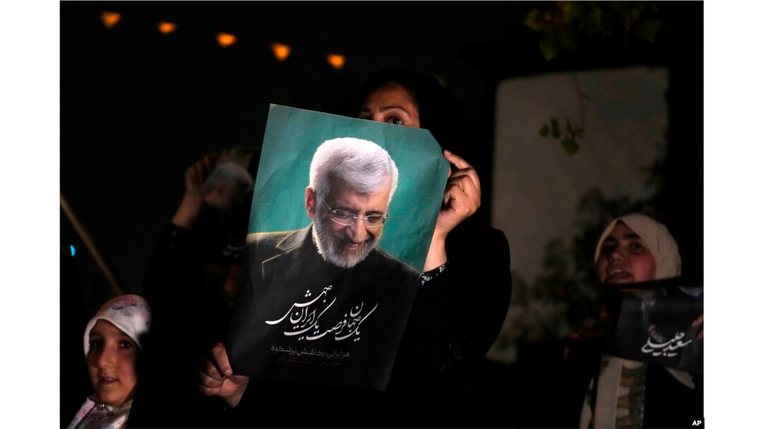 تصویر جلیلی در دست یکی از حامیانش در یکی از تجمعات انتخاباتی دور اول انتخابات