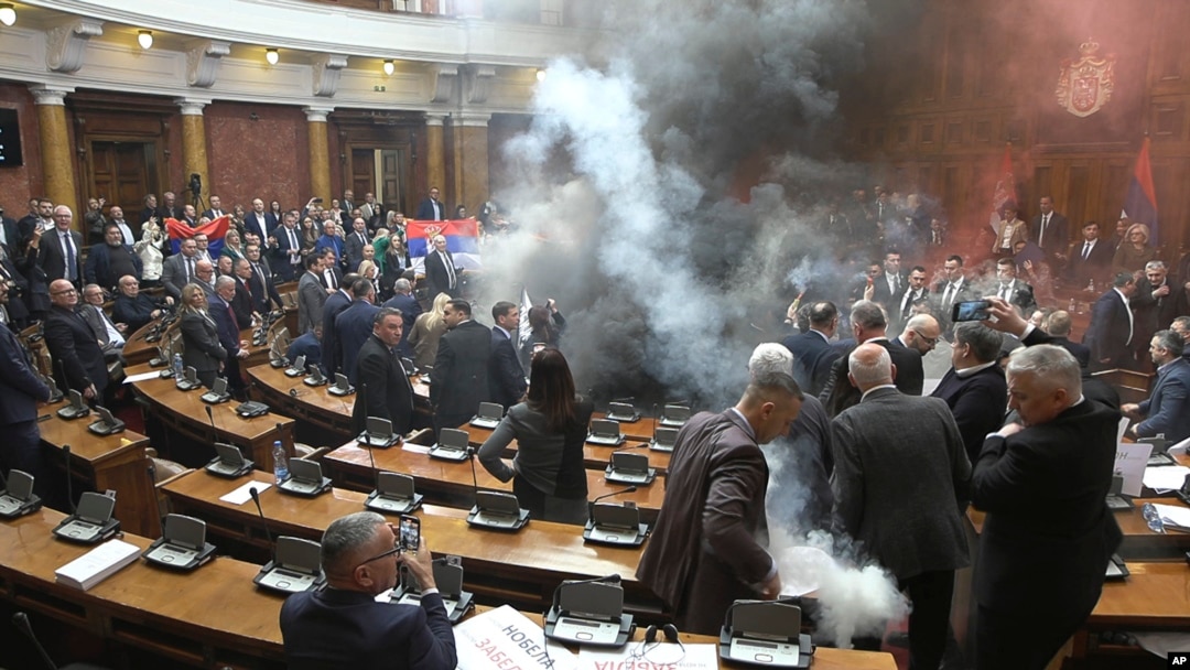 Dimne bombe u skuštinskoj sali, Beograd, 4. mart 2025.
