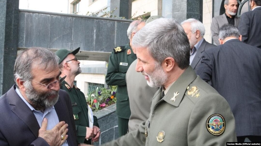 محسن فخری‌زاده (چپ) در کنار امیر حاتمی وزیر دفاع دولت دوم روحانی
