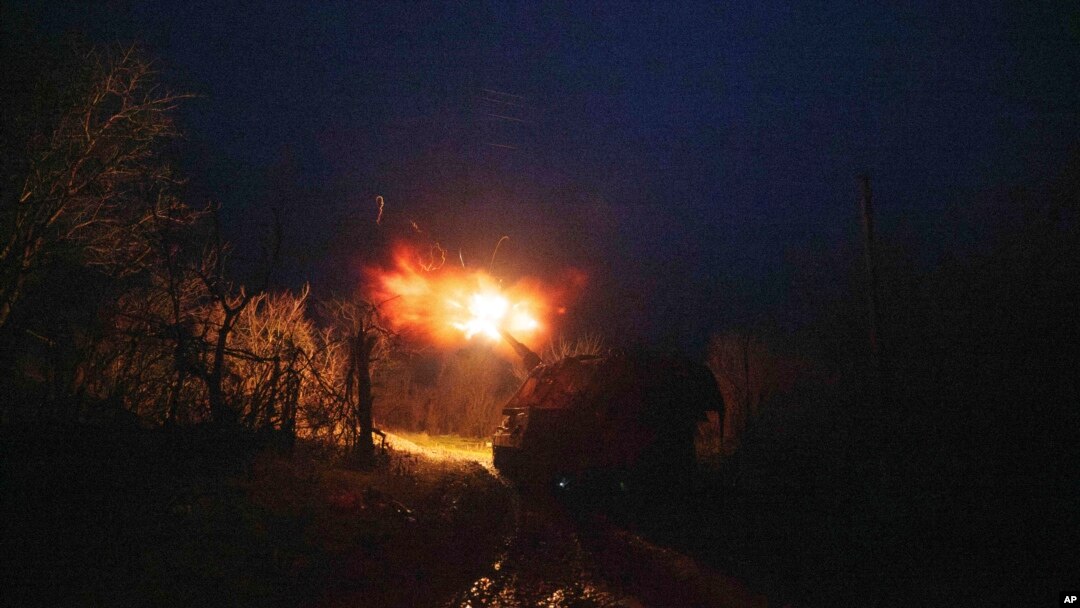 Українські військові ведуть вогонь на Покровському напрямку, грудень 2024 року