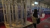 یک دانش‌آموز در حال نگاه کردن به سانتریفوژهای ساخت ایران در نمایشگاهی در تهران 