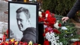 Häzir daşary ýurtlarda ýaşaýan Nawalnynyň egindeşleri onuň ölüminiň jogapkärçiligini Russiýanyň häkimiýetleriniň üstüne atýarlar.
